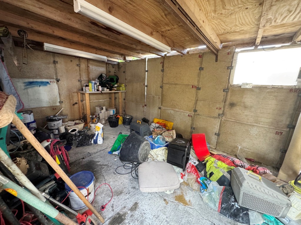 Lot: 118 - THREE-BEDROOM SEMI-DETACHED HOUSE WITH PARKING - Inside garage
